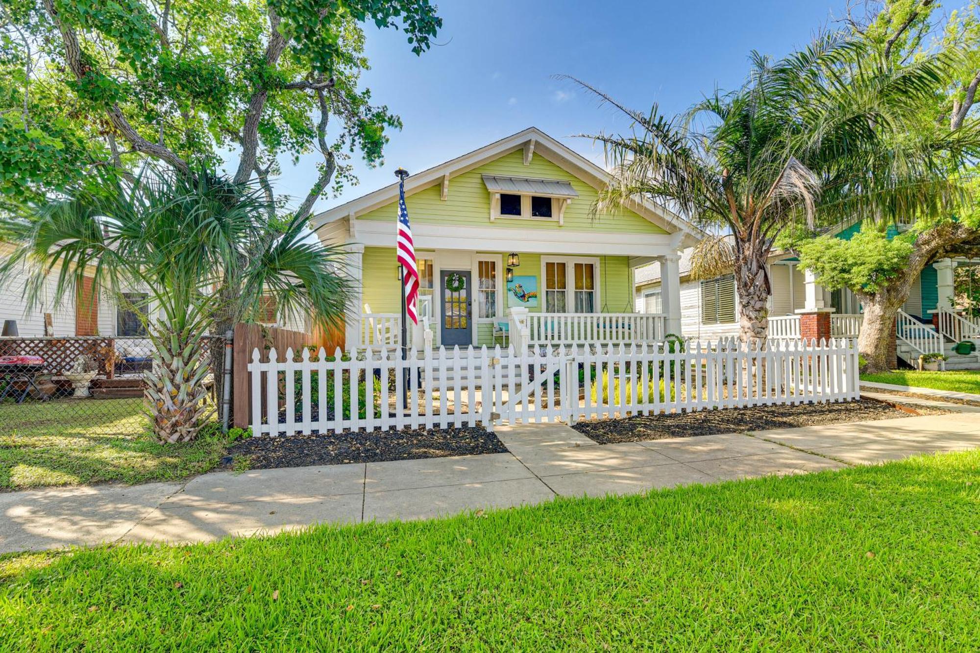 Walk To Galveston Beach Texas Home With Fenced Yard Zewnętrze zdjęcie